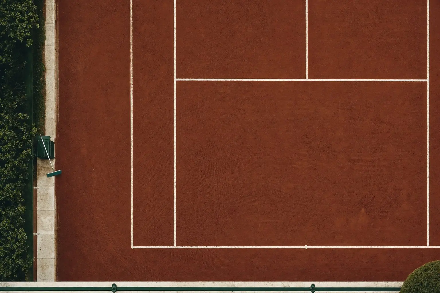 An empty clay court seen from directly above